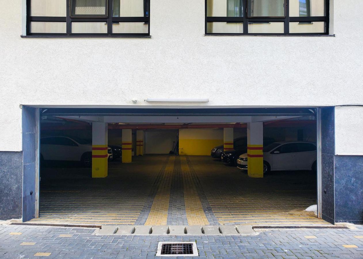Dreamgarden Airport Apartment & Secure Parking & Airport Shuttle Iasi Exterior photo